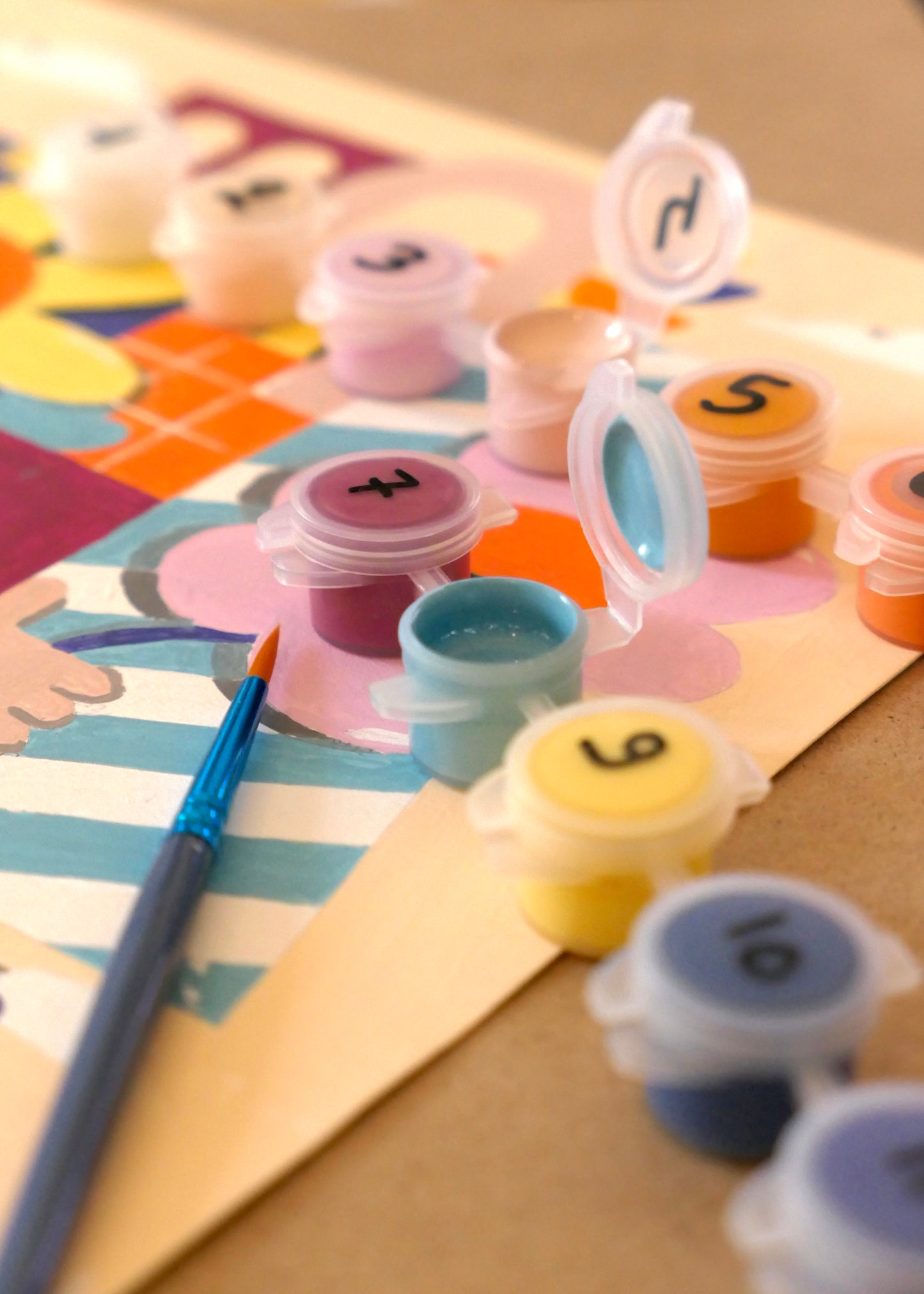 Petits pots de peinture et pinceau de la peinture numerotee Lundi en Huit, collaboration avec Les Tetes Dures, illustration à peindre 